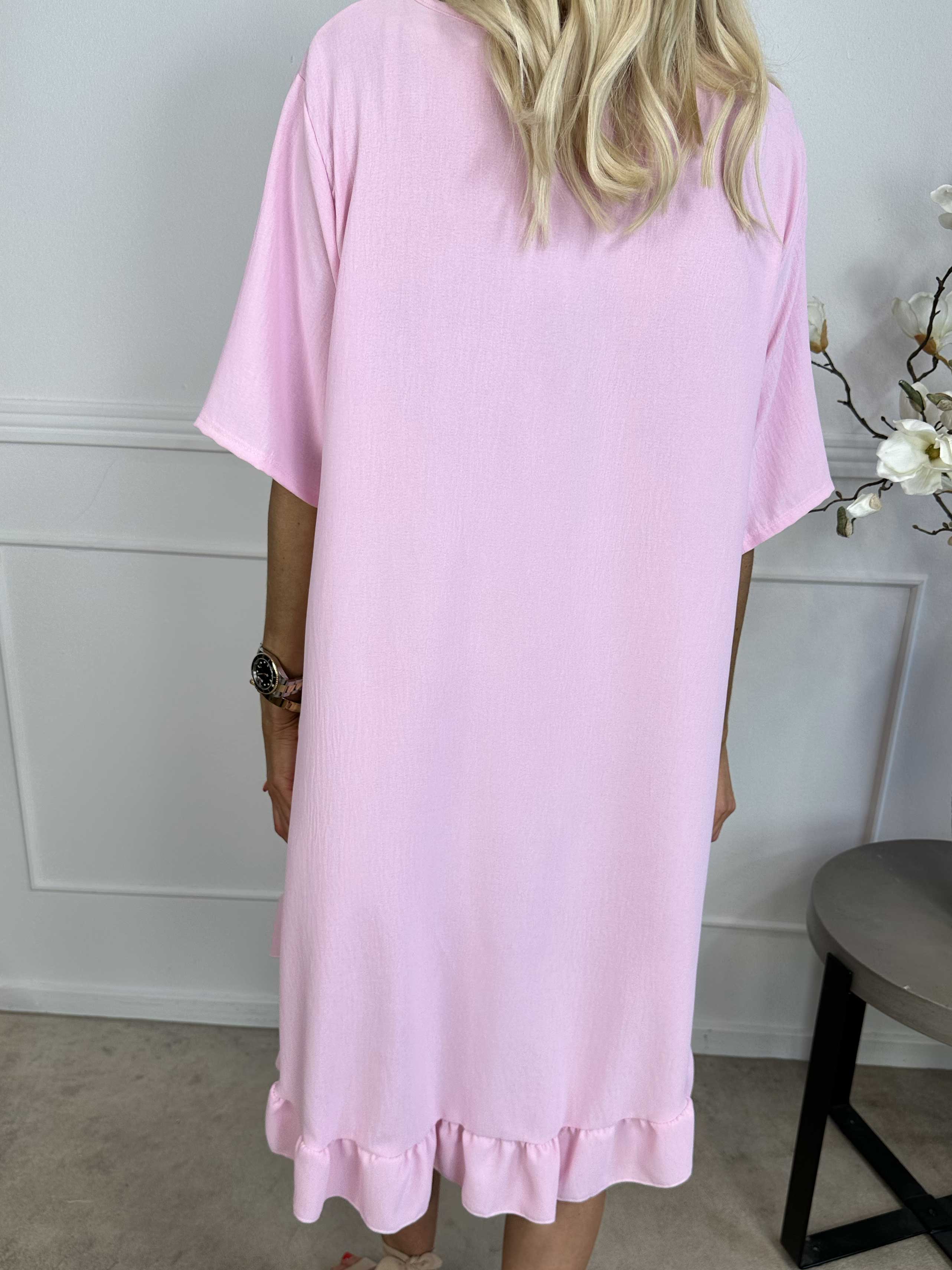 Emmelie - Kjole i viskoseblanding med flæsekant og lommer.